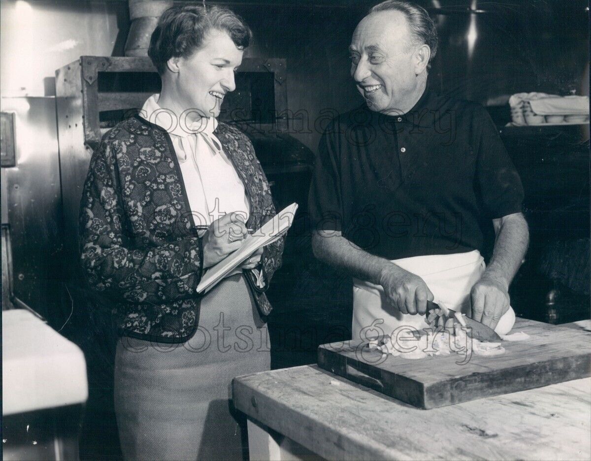 1959 Press Photo Movie Producer Joe Pasternak Chops Onion For Goulash