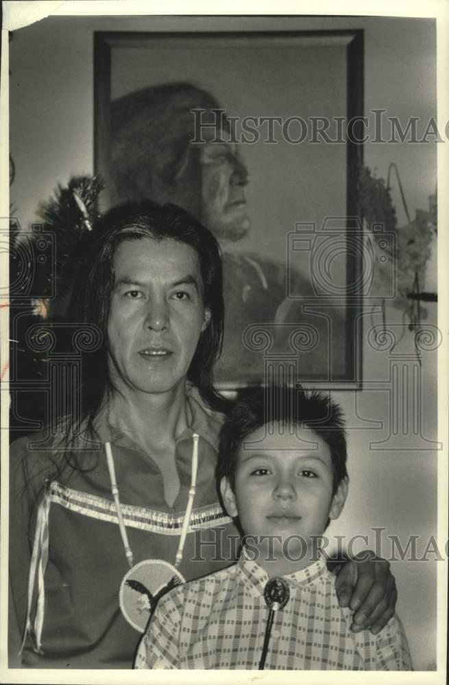 1992 Press Photo Potawatomi Indians, Earl Meshigaud with son Earl Jr., .