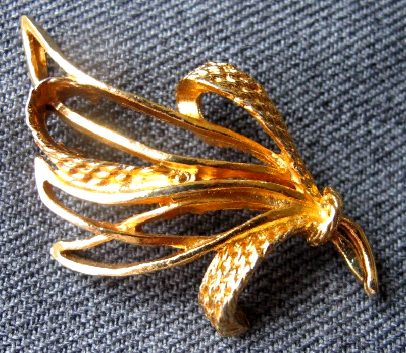 Vintage filigree golden metal leaves pin   e