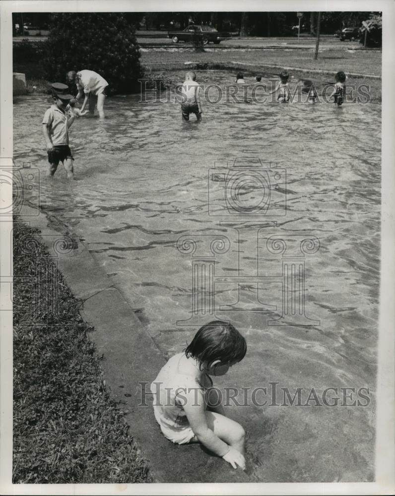 1968 Press Photo Children Play in Audubon Park Wading Pool - noa22790