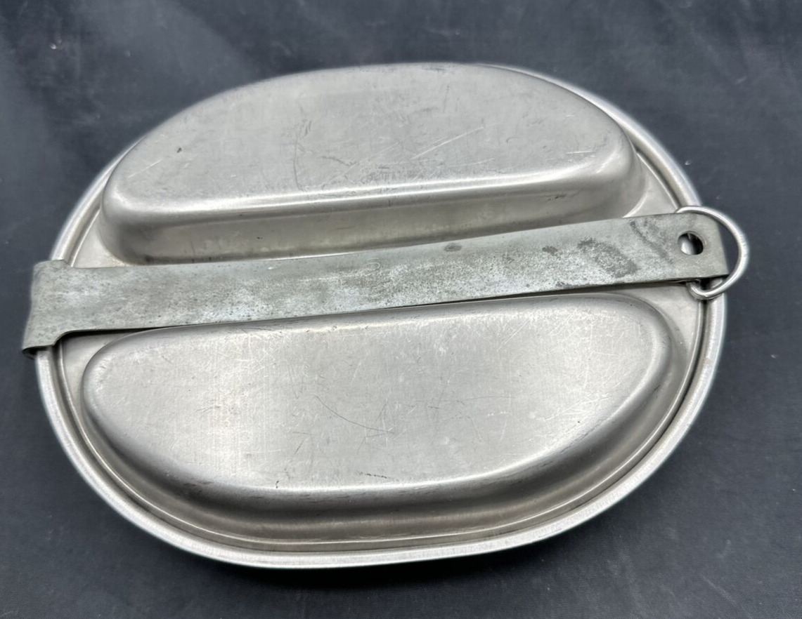 WWII/2 US Army mess kit 1945 Leyse dated and marked.