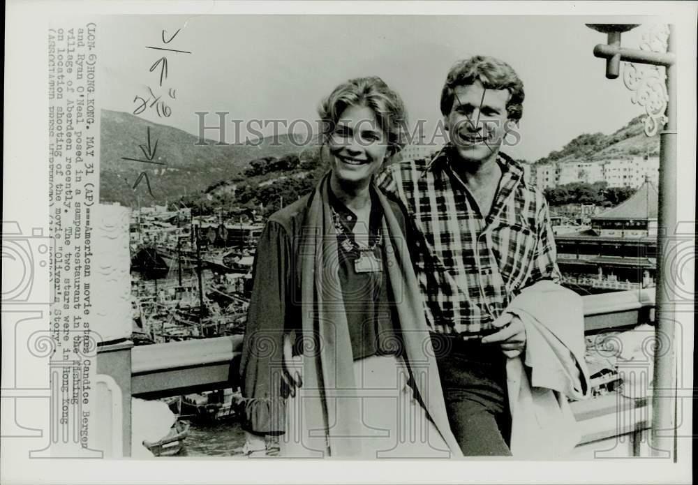 Press Photo Candice Bergen and Ryan O\'Neal on movie location in Hong Kong.