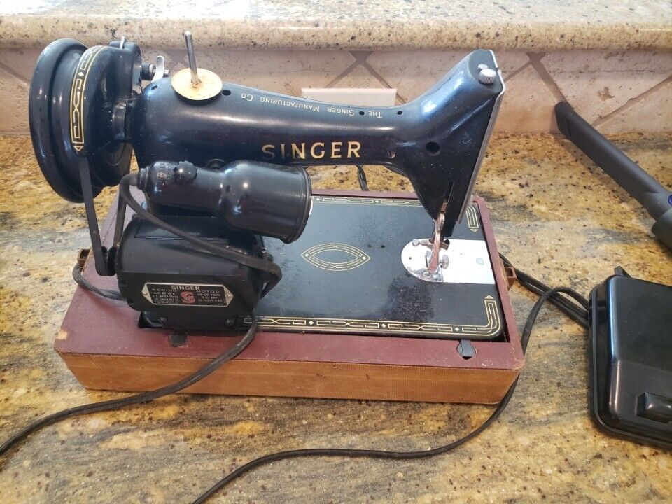 Vintage Singer BZ 15-8 Sewing Machine, working, with light, with travel case