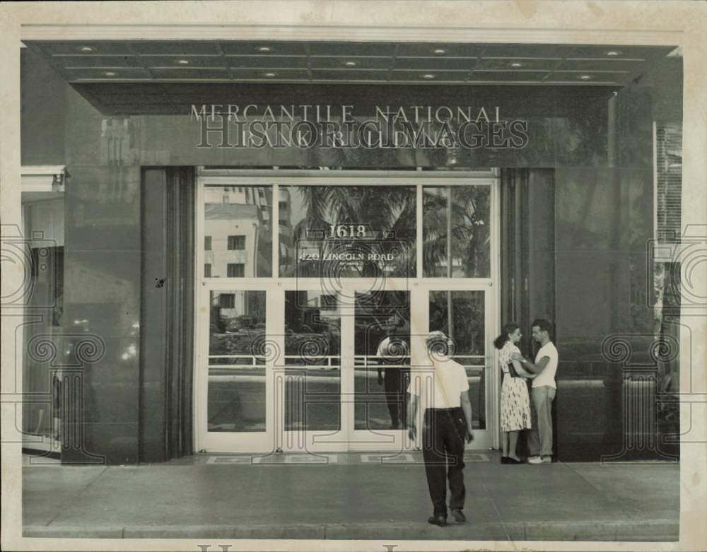 1948 Press Photo A man entering the Mercantile Bank Building in Miami Beach