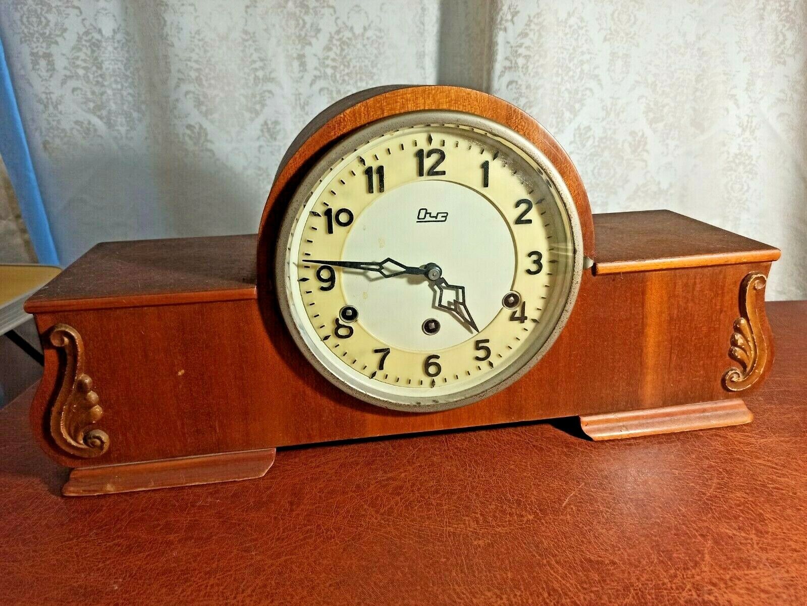 Vintage Soviet quarter mantel clock. Oryol Watch Factory.
