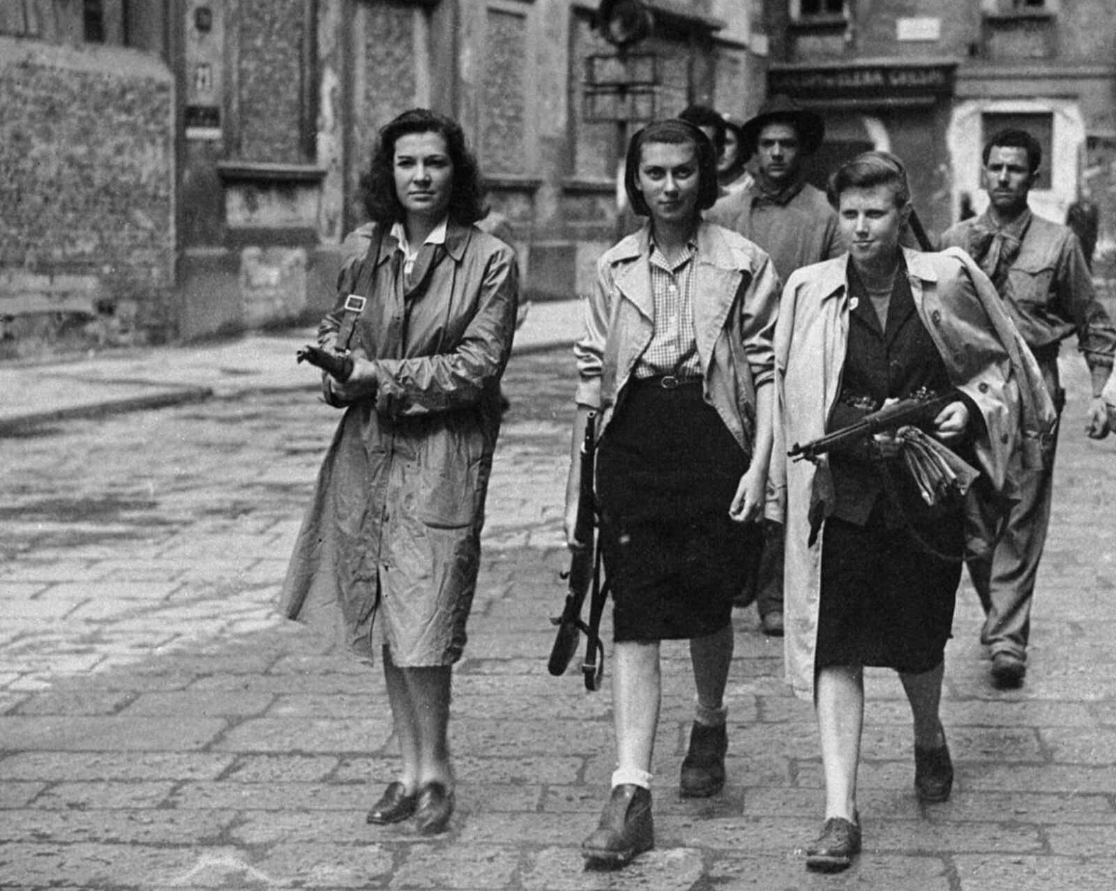 WW2 ITALIAN RESISTANCE WOMEN FIGHTERS  Photo  (179-y )