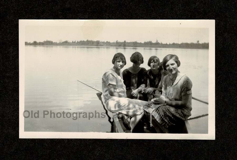 1920s/30s CALM LAKE 5 YOUNG LADIES IN A ROWBOAT OLD/VINTAGE PHOTO SNAPSHOT- I406