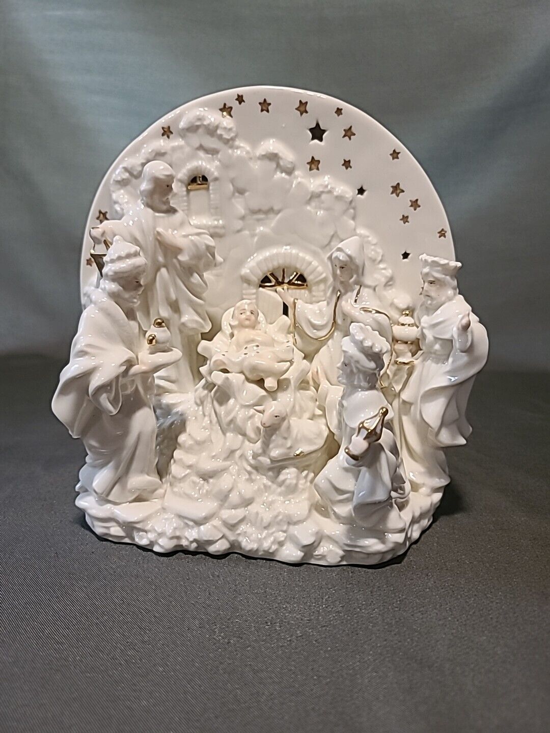 Vtg Dillard\'s Trimmings Lighted White and Gold Nativity  1999 