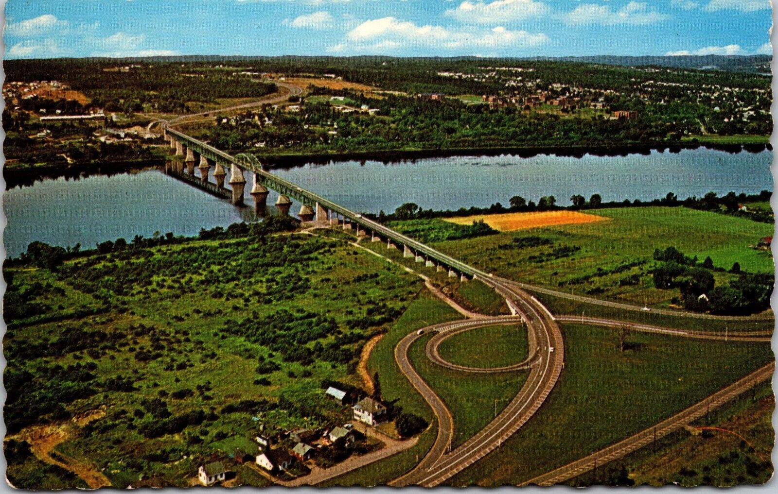 Postcard    Fredericton Princess Margaret Bridge St John River   [dx]