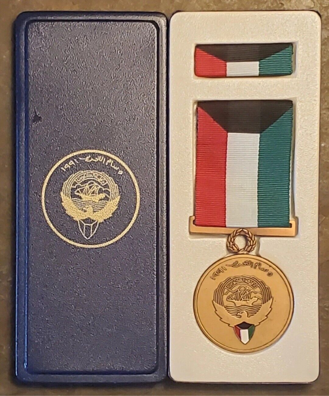 Vintage 1991 Liberation of Kuwait Medal Iraq Gulf War Desert Storm Military Army