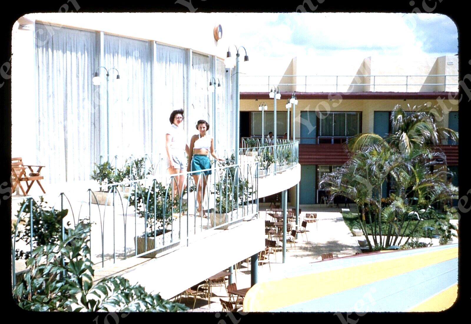 sl74 Original slide 1950\'s  Kodachrome Miami Florida Dunes Motel women 446a