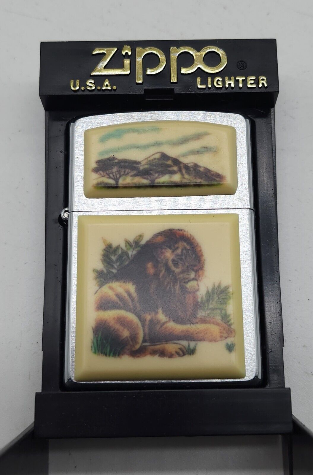 ZIPPO SCRIMSHAW LION Painted LIGHTER 2002 Vintage - New Rare - Super Nice