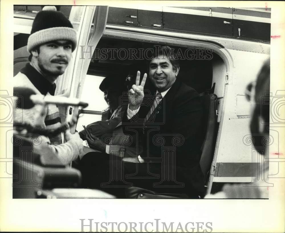 1984 Press Photo Albert Bustamante at Airport for Campaign - saa05018