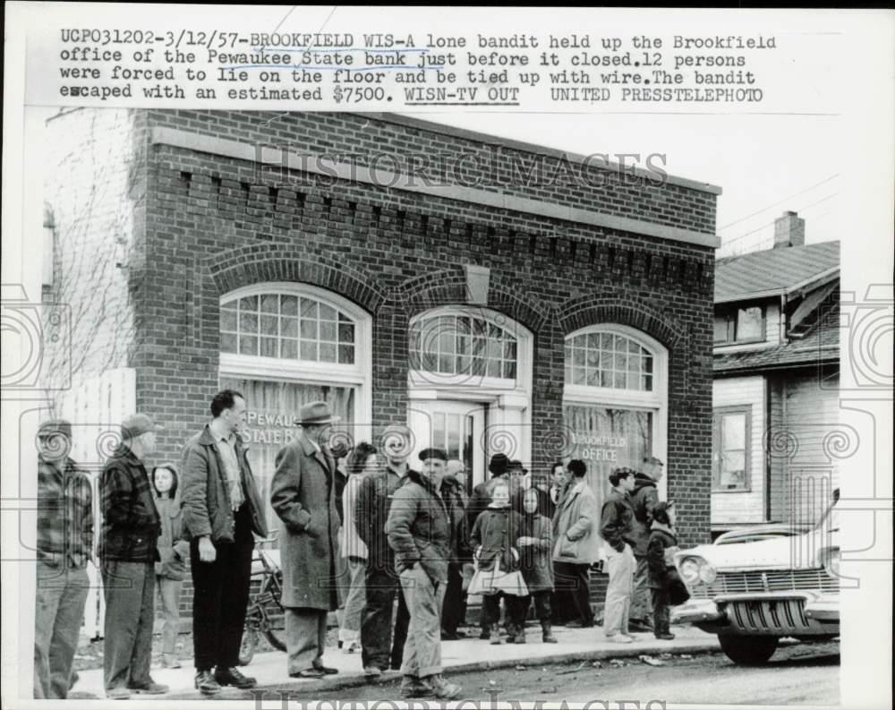 1957 Press Photo Crowd outside Pewaukee State Bank after robbery, Brookfield, WI