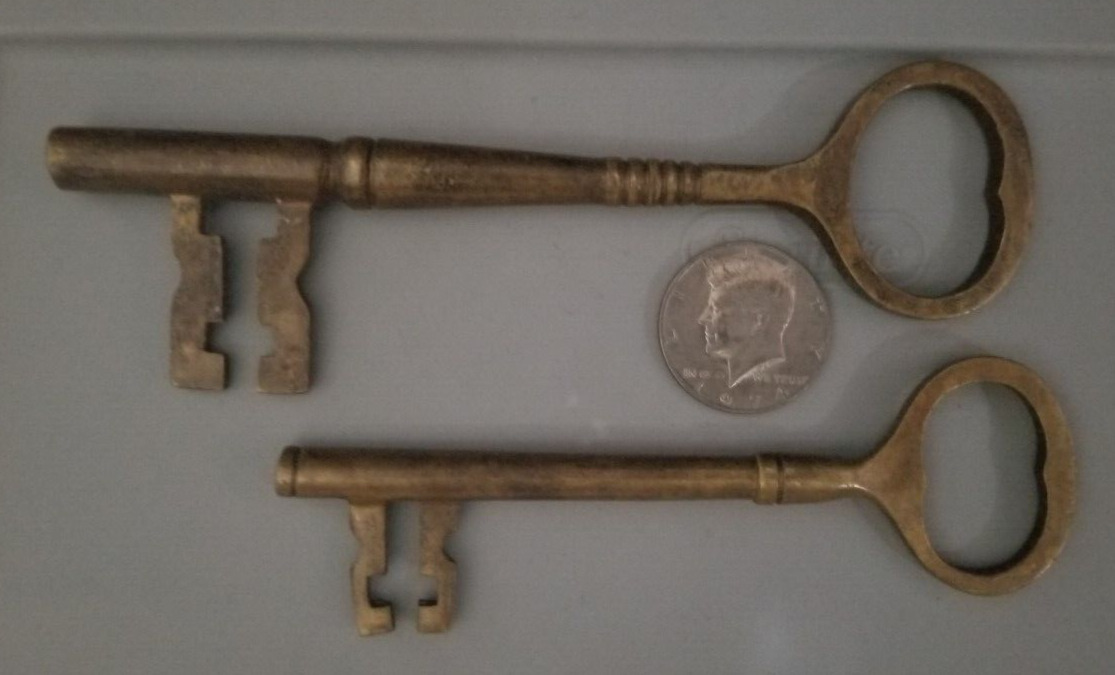 Skeleton, BRASS IRON METAL SKELETON KEYS - LOT OF 2. wow old keys.