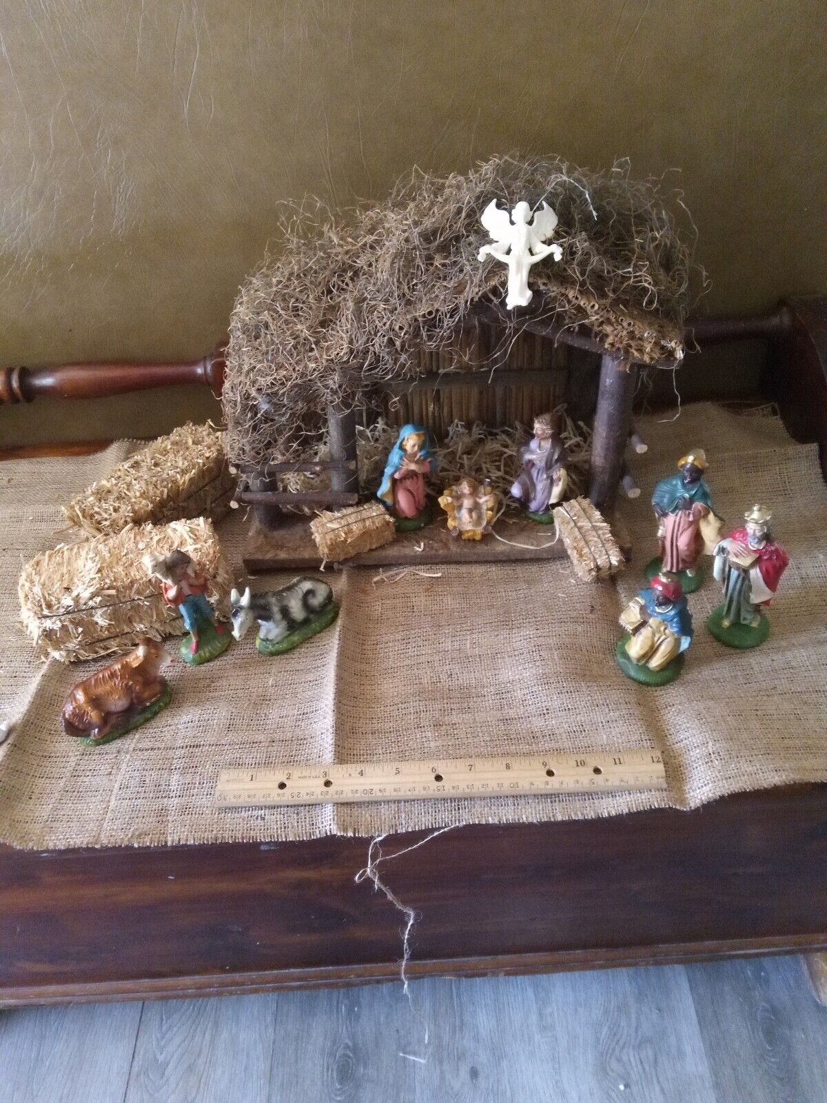 Vintage Italian Nativity Set Wood Creche Manger 9 Figures  Italy 13x11x6 Hay 