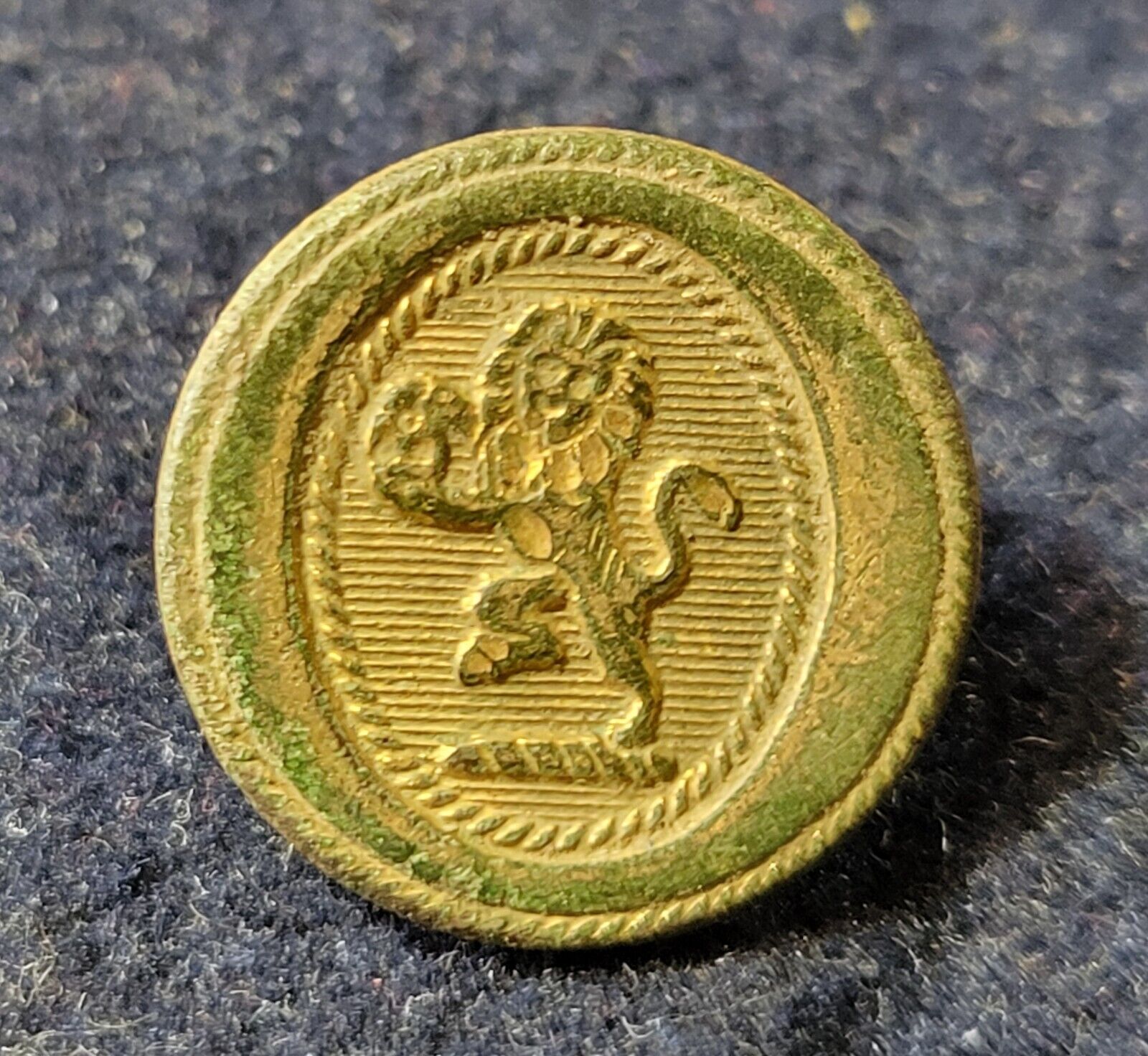 EARLY BITISH EAST INDIA COMPANY OFFICER CUFF SIZE BUTTON LION RAMPANT EXCAVATED