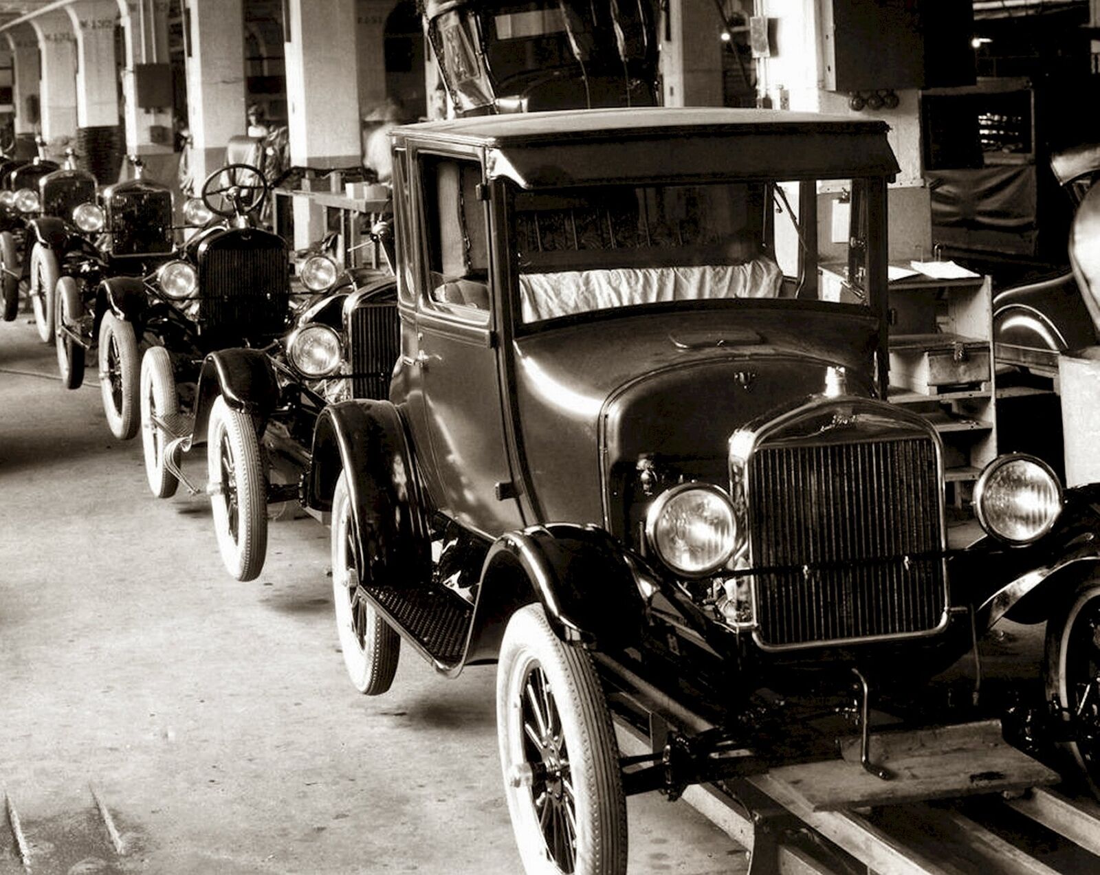 1926 FORD MODEL T ASSEMBLY LINE Photo   (214-R)