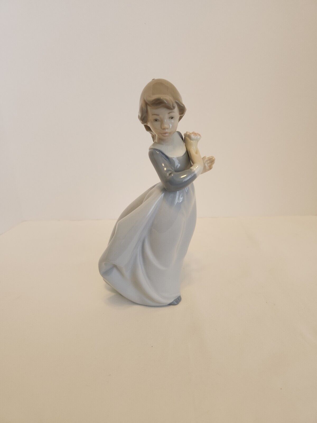 LLADRO NAO FIGURINE WINDY AFTERNOON GIRL FLOWER BOUQUET 7.75\