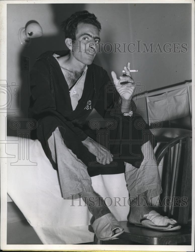 1942 Press Photo James Reynolds after being stranded on South Pacific Island, CA