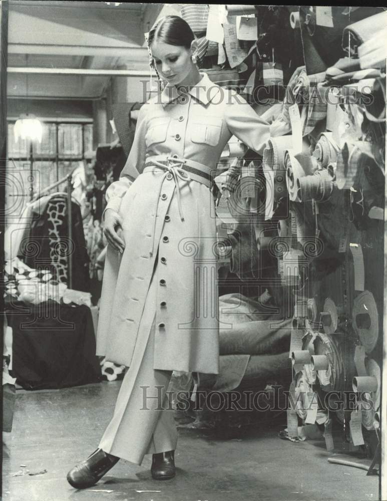 1970 Press Photo Woman Models Coatdress & Pants by Designer Sharon Harris