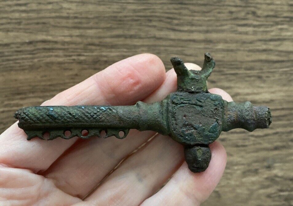 MEDIEVAL. 15TH CENTURY. LARGE BRONZE PURSE BAR FRAGMENT. NIELO INLAY DECORATION.