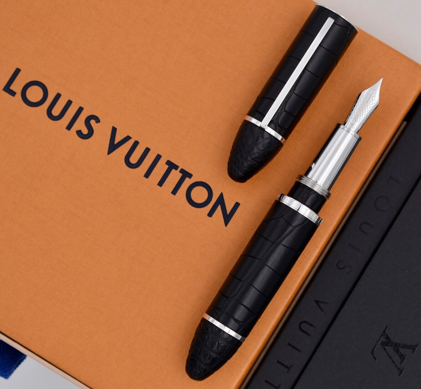 LOUIS VUITTON Cargo Black Alligator Leather Fountain Pen w/ 18K White Gold F Nib