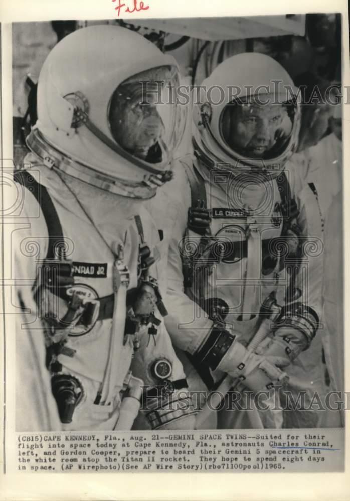 1965 Press Photo Charles Conrad, Gordon Cooper board Gemini 5 at Cape Kennedy