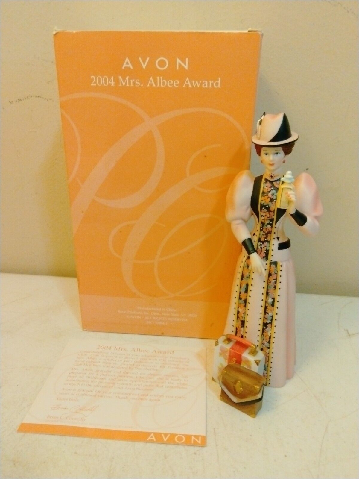 Avon 2004 Mrs Albee Award Lady Porcelain Figurine In Original Box Pink Black Vic