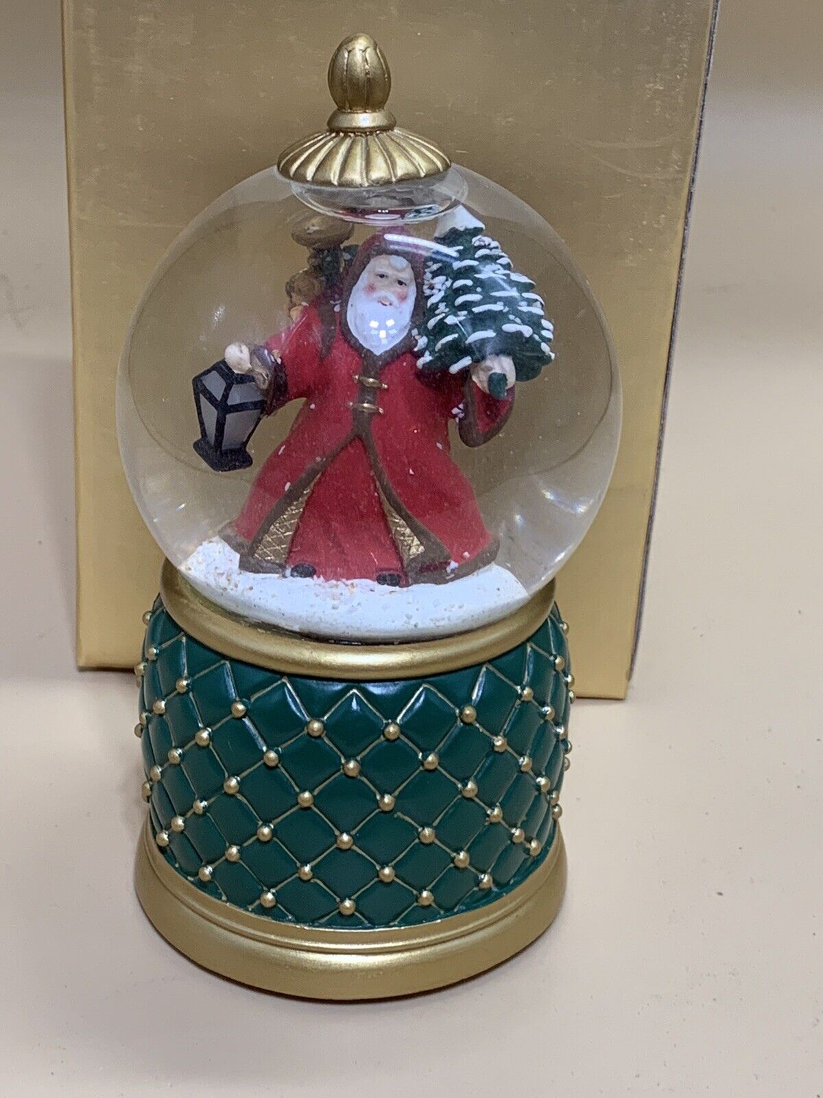 VERY PRETTY MR CHRISTMAS SNOW GLOBE THAT LIGHTS UP AND PLAYS MUSIC