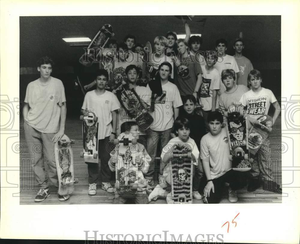 1989 Press Photo Youngster at Roller Kingdom for an Evening of Skateboarding Fun