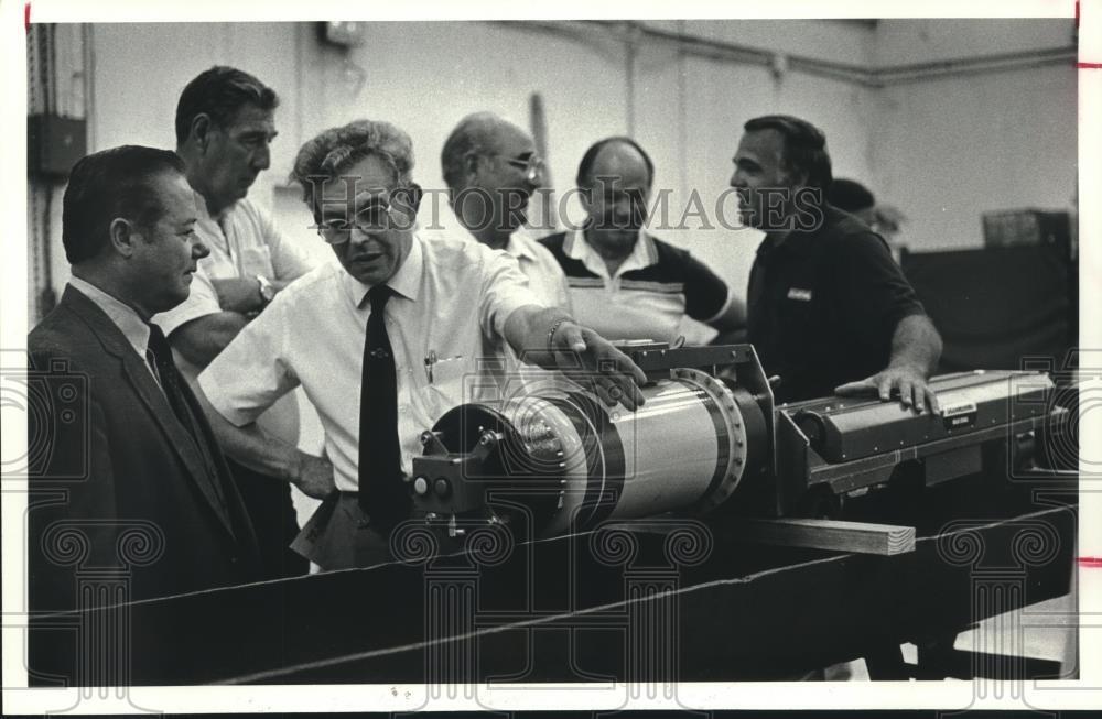 1987 Press Photo Alan Hussey, Solus Schall, Explains Pipeline X-Ray Crawler
