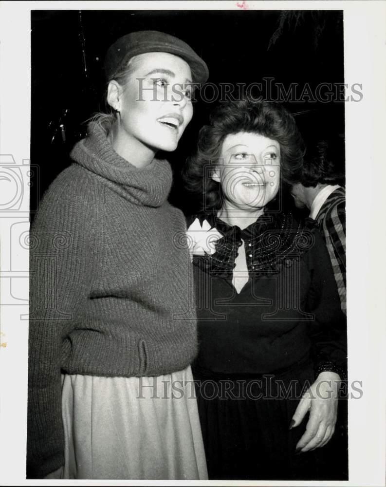1977 Press Photo Margaux Hemingway & Regine at Cafe Reginette Opening, New York