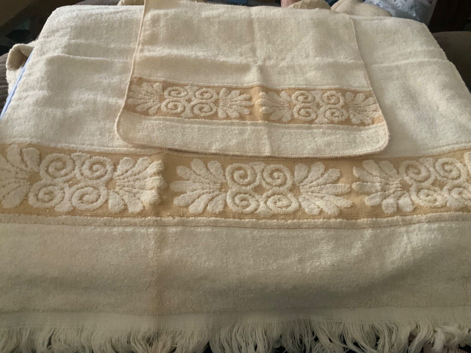 VINTAGE TOWEL SET lot of 4 YELLOW EMBOSSED CANNON MONTICELLO 2 bath & wash cloth
