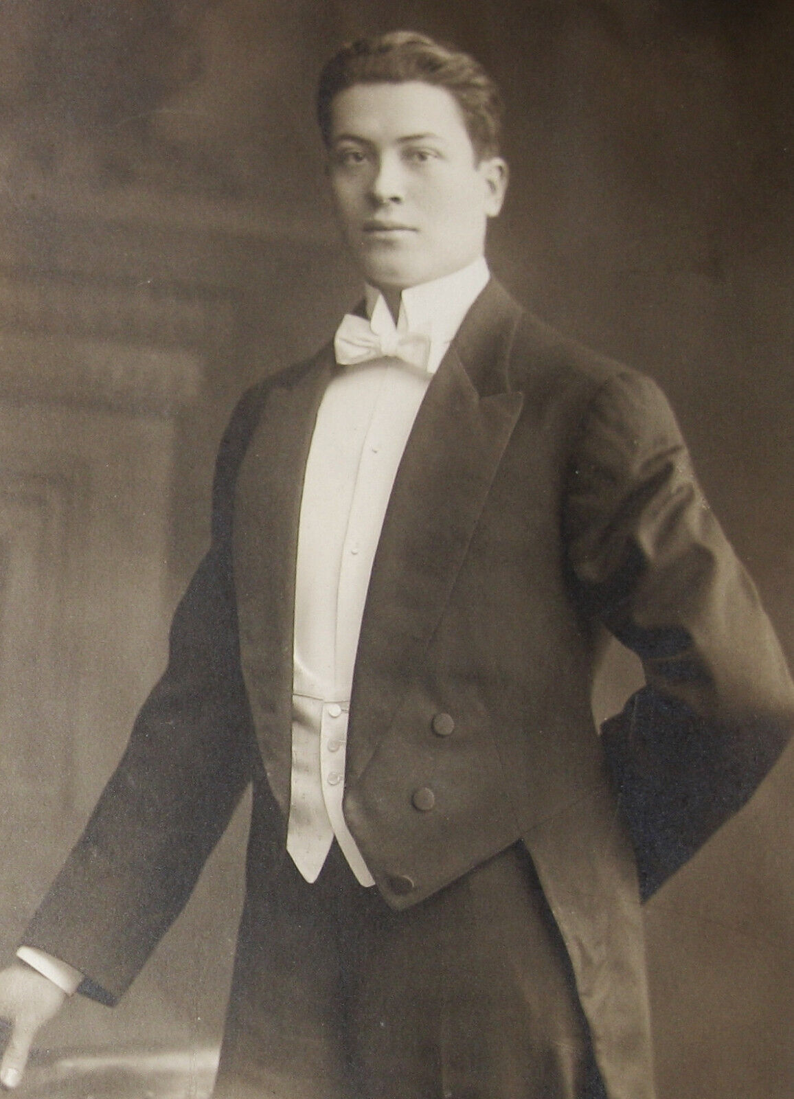 VINTAGE PHOTO OF AN EXCEPTIONALLY HANDSOME DAPPER YOUNG MAN WEARING A TUXEDO