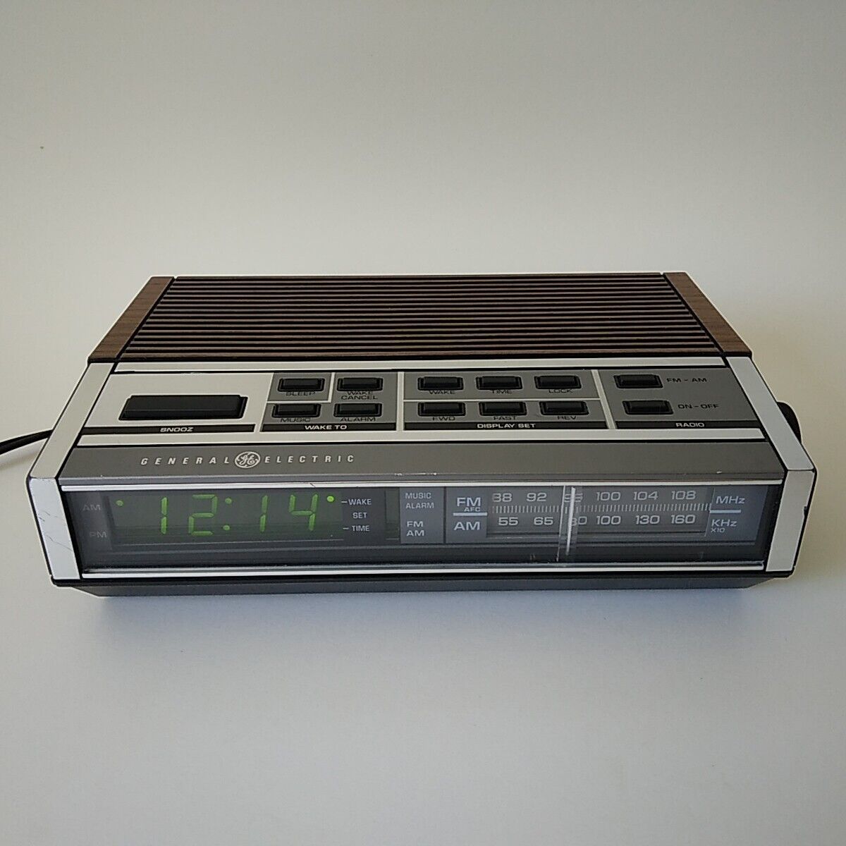 GE 7-4652A Radio Alarm Clock-AM/FM-Vintage 1984-Green Digits-Dimmer-Tested/Works