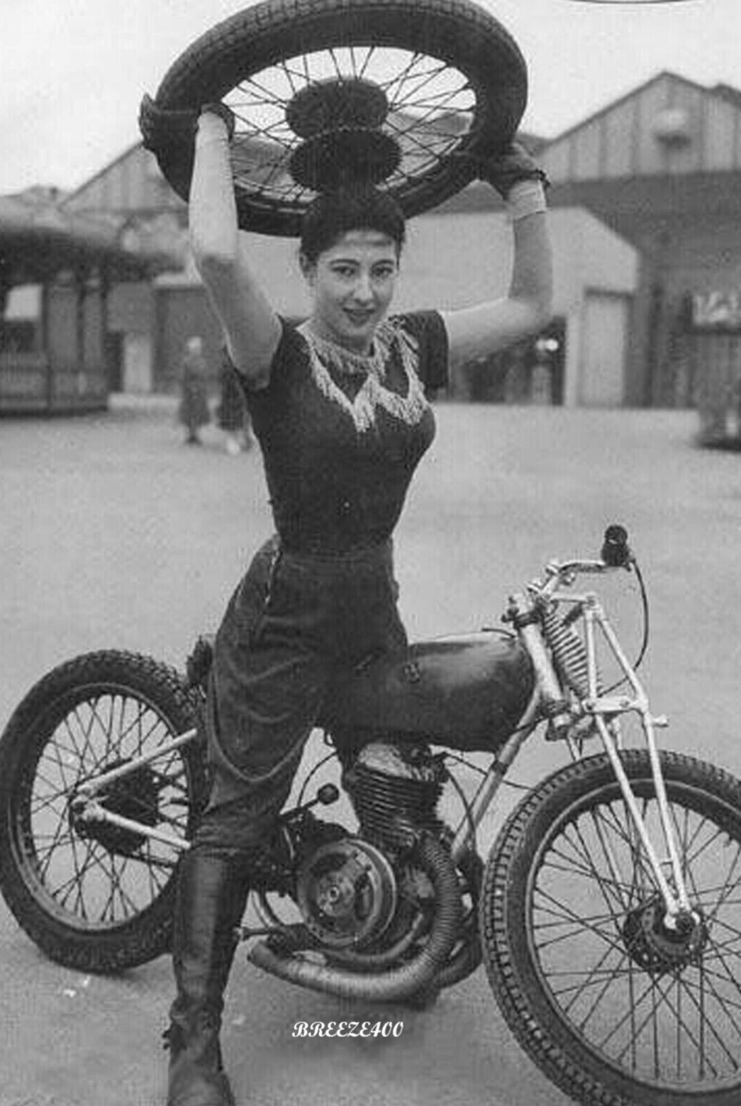Vintage Biker Photo/ 1959 TRICK RIDER-DARE-DEVIL PAT CROSSLEY/4x6 B&W Rpt.