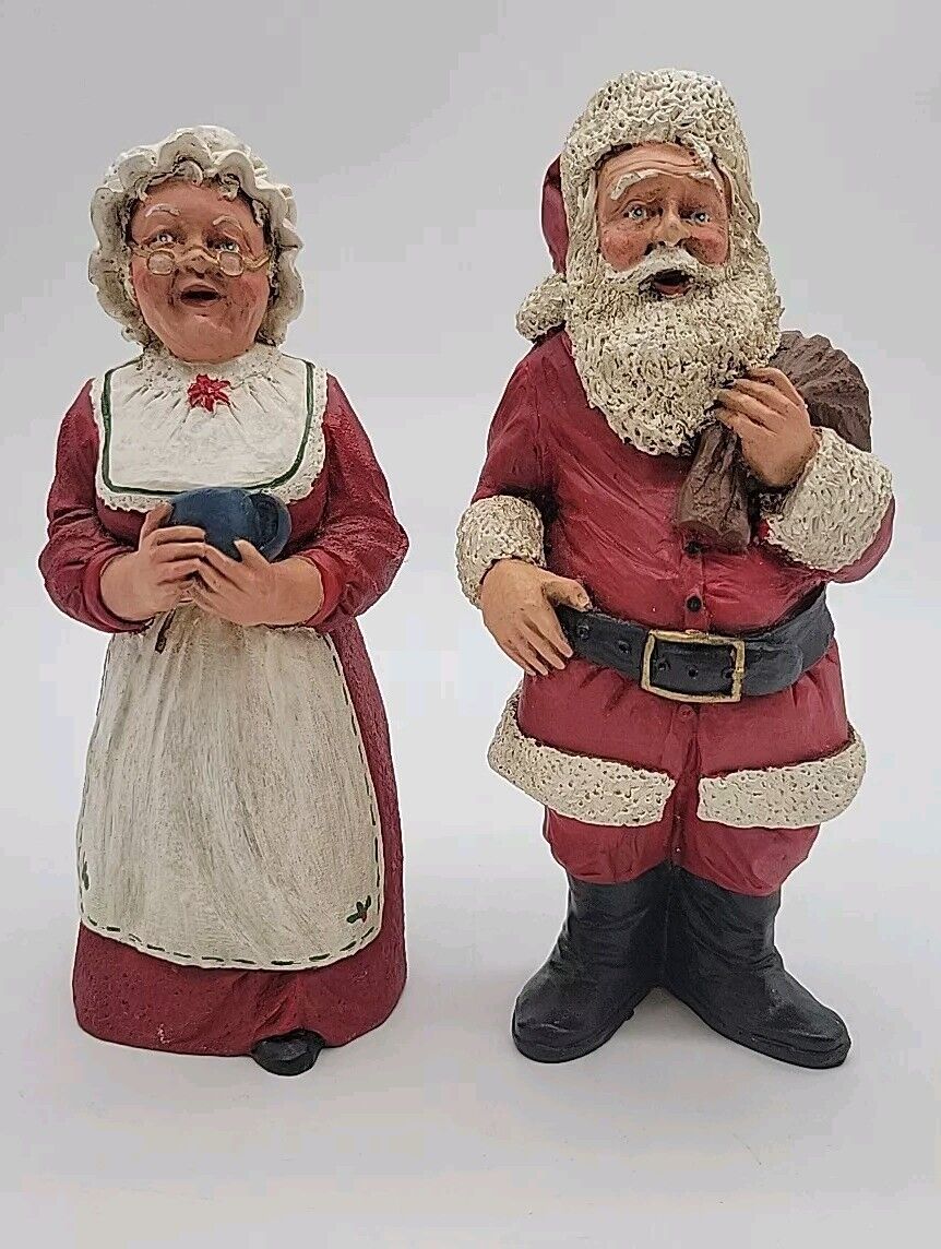 TNT Resin Santa And Mrs Claus 6.5\