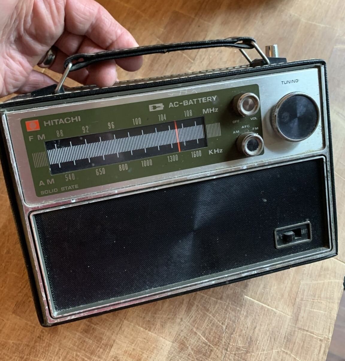 Vintage Hitachi AM FM Black Portable Transistor Radio KH-985HR Tested Works AC