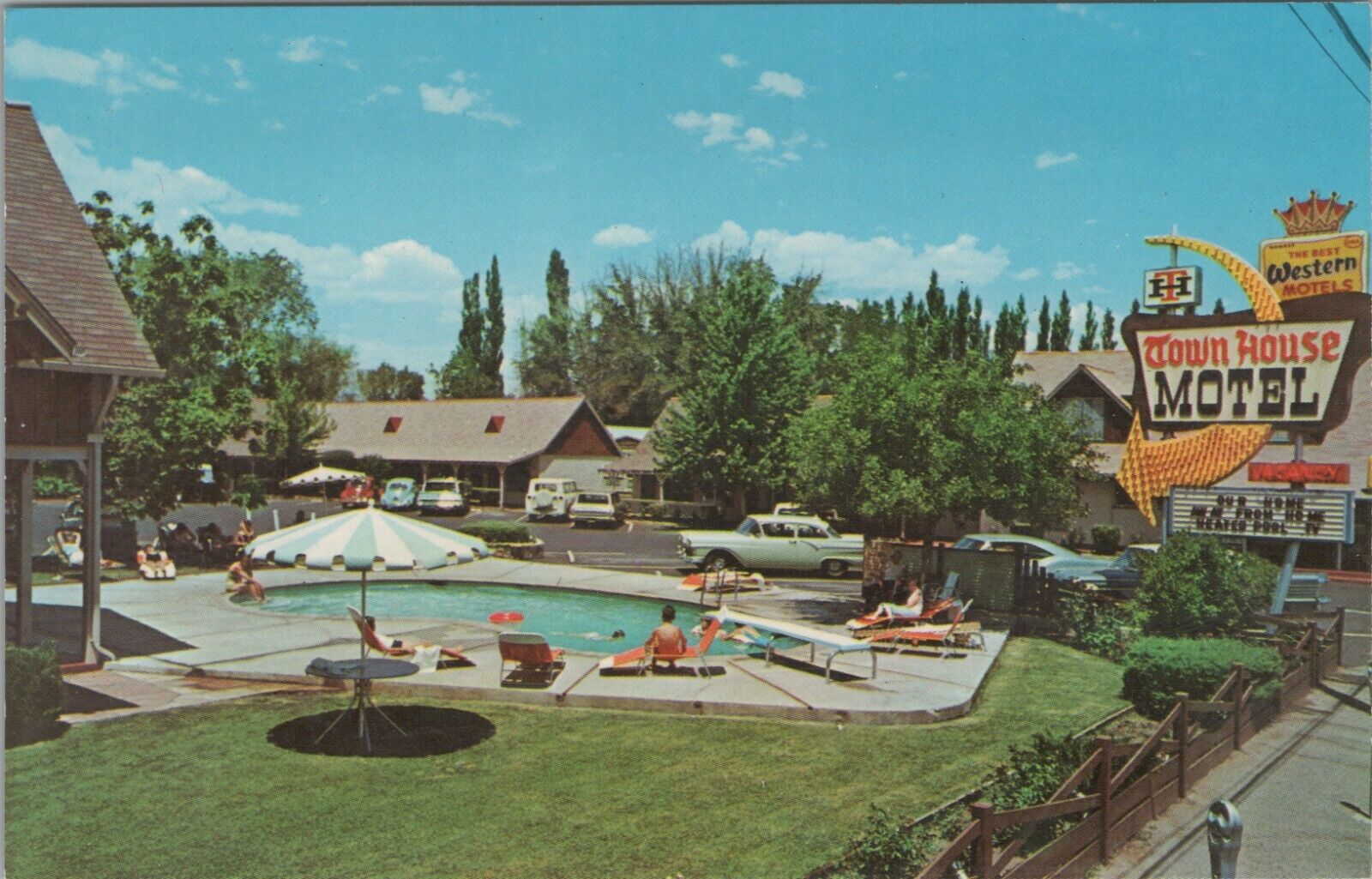 c1960s Town House Motel Bishop California autos pool swimmers postcard A873