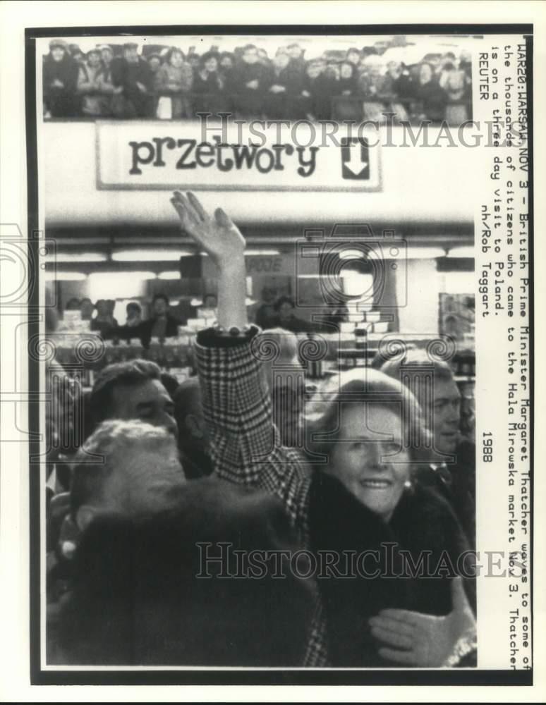 1988 Press Photo British Prime Minister Margaret Thatcher waves to Warsaw crowd