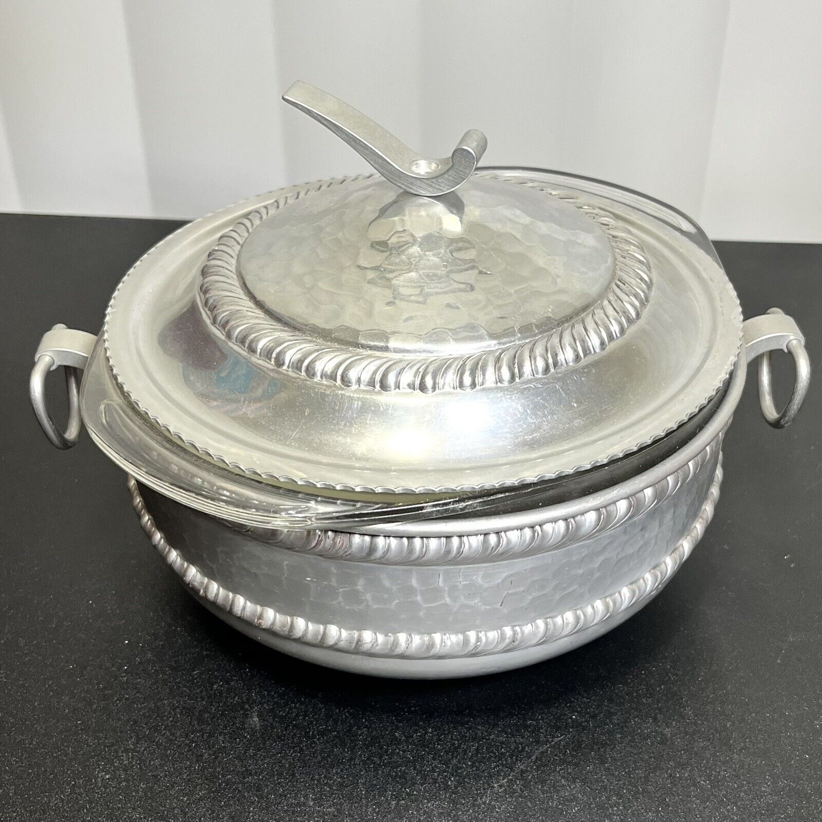 VTG 8” Pyrex Casserole Dish Bowl With Handled Hammered Aluminum Lidded Carrier