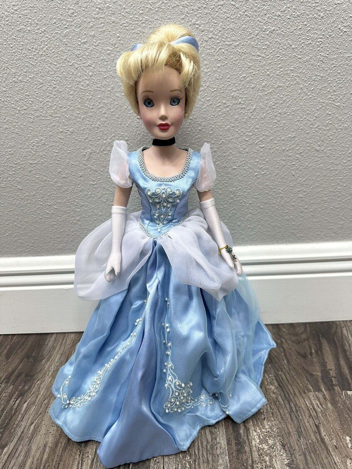 VTG Disney Princess Cinderella 2002 Brass Key Porcelain Doll NIB