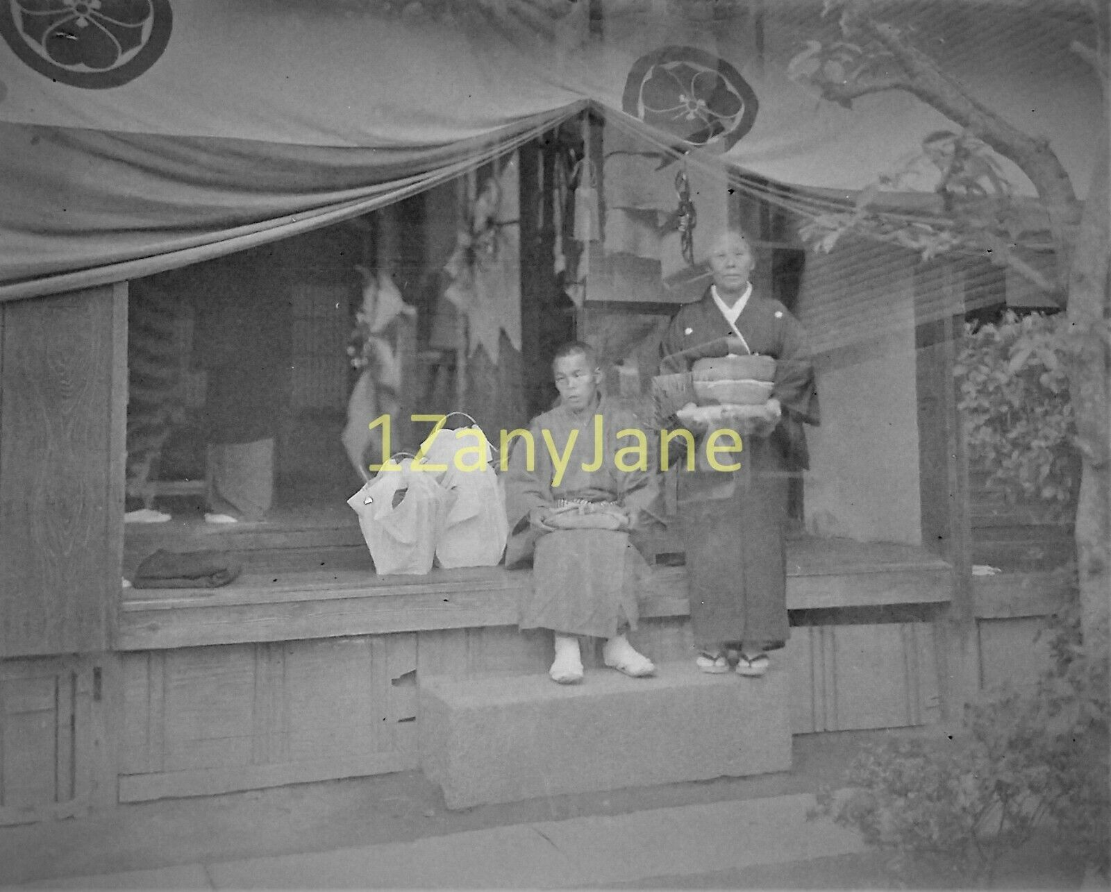 IC 11/12x8 cm JAPAN-Glass Plate Negative-JAPANESE WOMAN BOY IN ROBES AT ENTRANCE