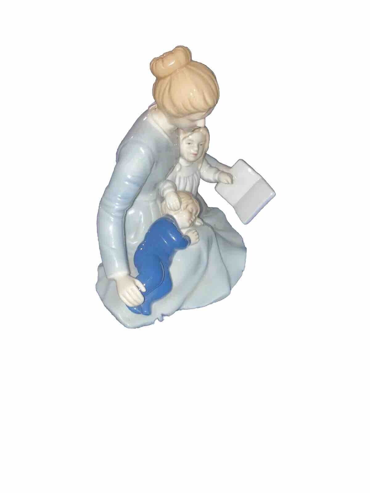  Avon  A MOTHER'S TOUCH   Porcelain Figurine  -  Beautiful Piece In Box