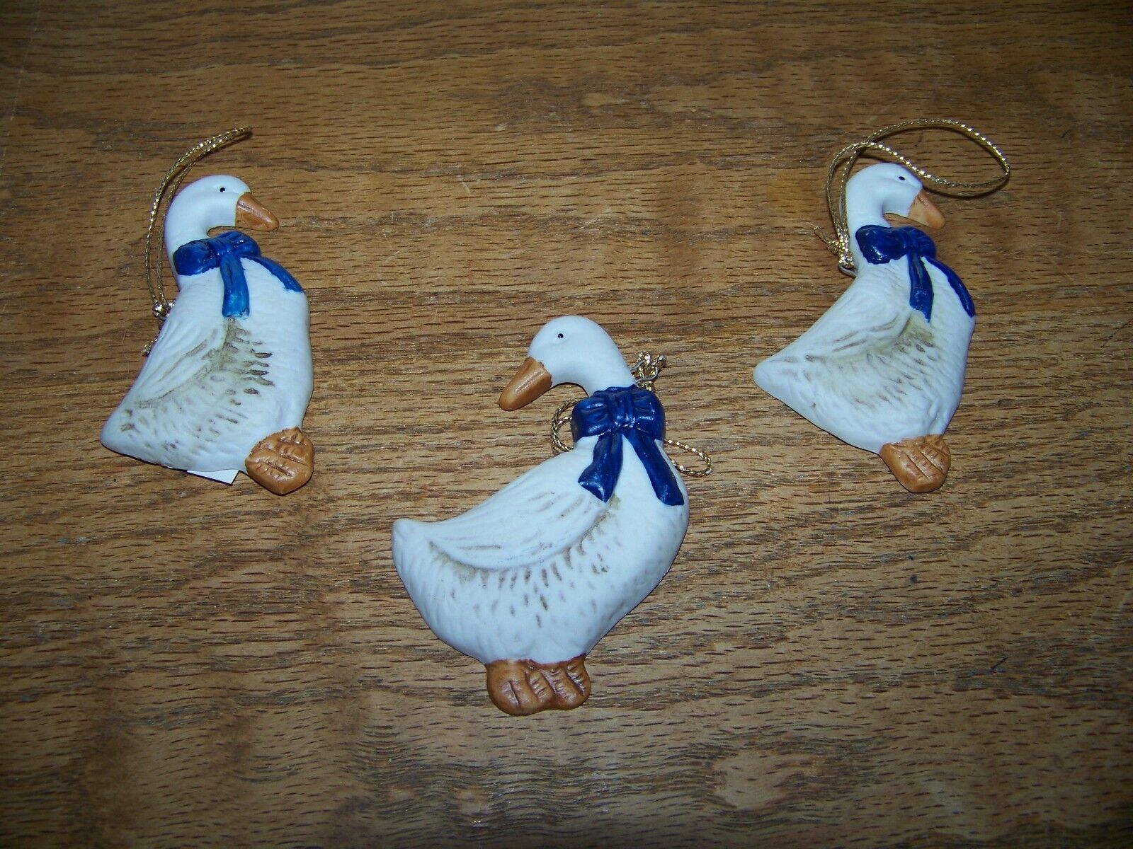 3 VTG WANG\'S INTL CERAMIC GEESE ORNAMENTS WHITE COUNTRY BLUE BOW R.O.C TAIWAN