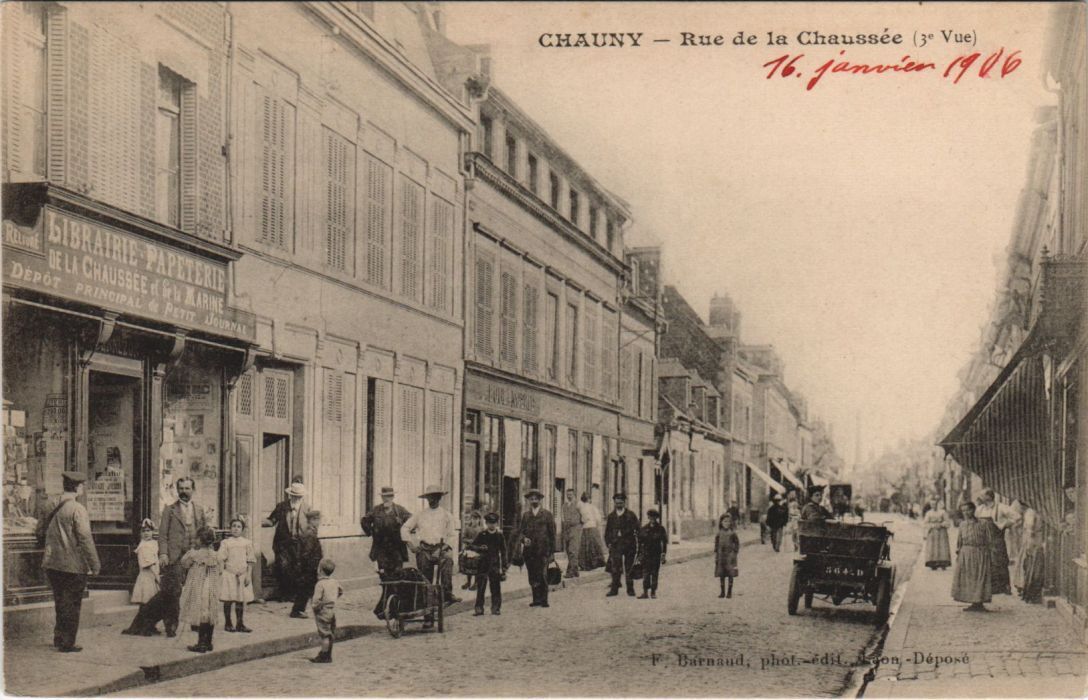 CPA CHAUNY Rue de la Chaussee (156028)