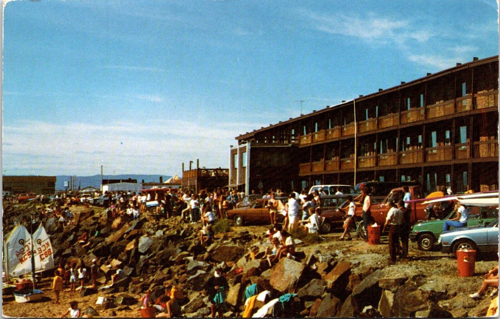 Postcard Hotel Motel Sept-Iles Beach Cars Sunbathers Quebec Canada A153