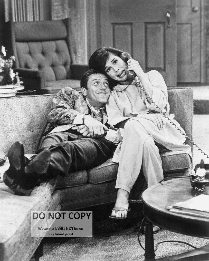DICK VAN DYKE AND MARY TYLER MOORE ROB & LAURA - 8X10 PUBLICITY PHOTO (ZY-846)