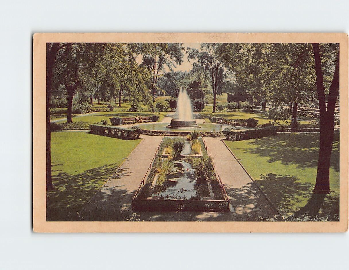 Postcard Kellogg Park And Fountain, Battle Creek, Michigan